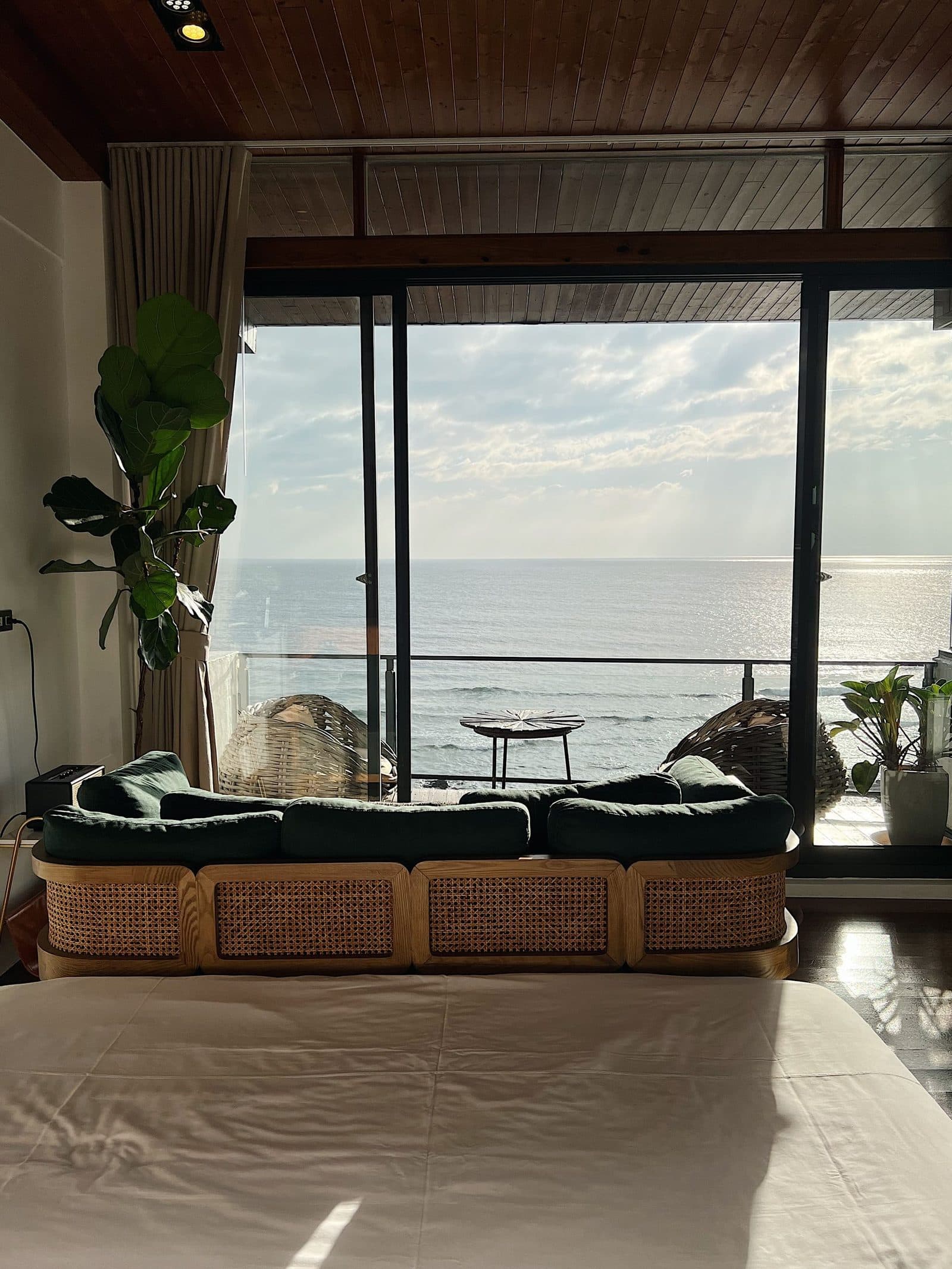 Cliff Suite: The bedroom and its window